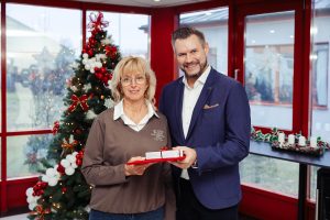 Andreas Nübler a Phoenix Mecano Kecskemét Kft ügyvezető igazgatója a jubiláló kollégáinkat köszöntötte