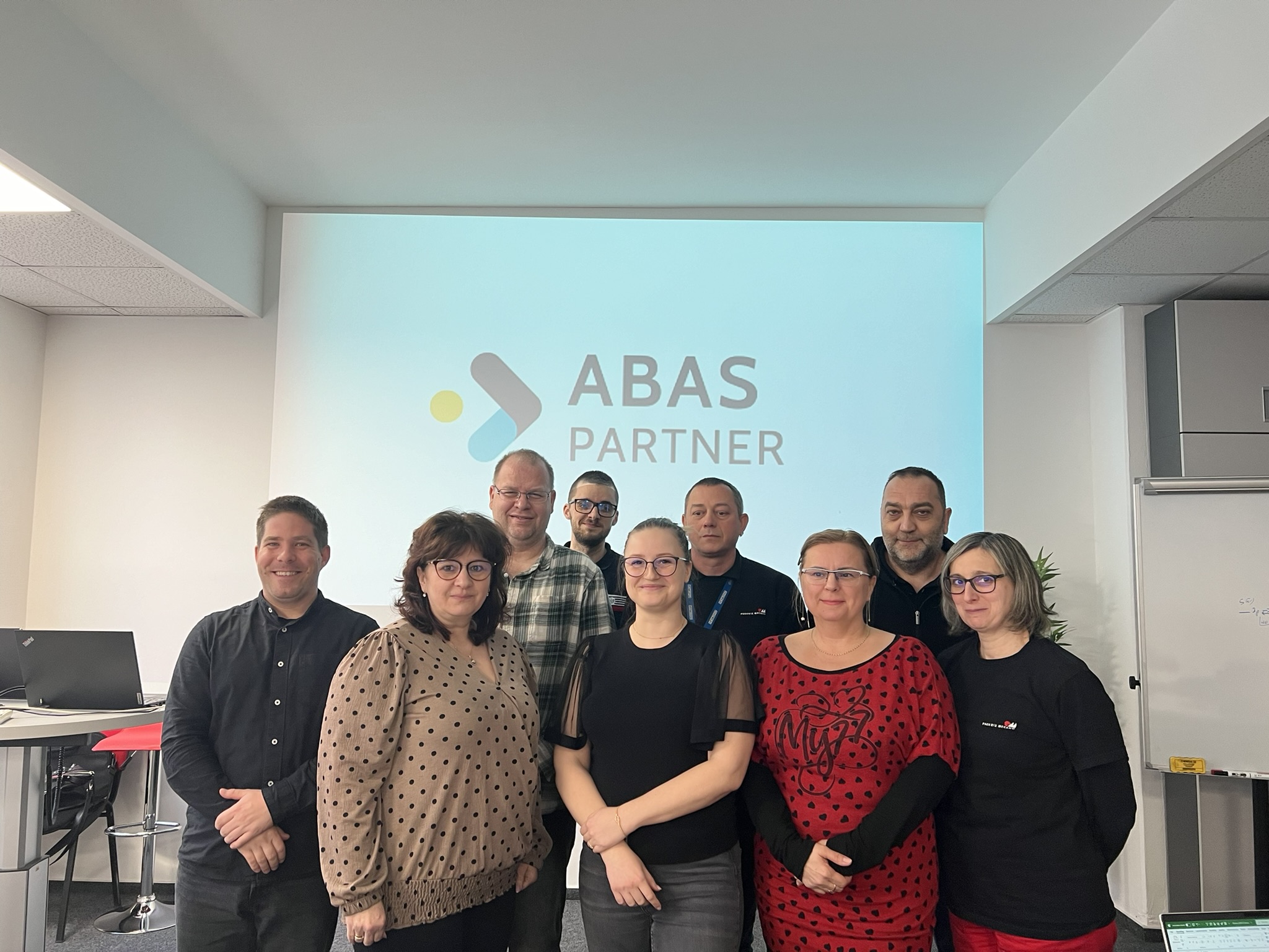 A Phoenix Mecano kollégái egy átfogó rendszeroktatáson vettek részt, ahol elsajátították az új verzió használatát és megismerték a frissítések által hozott változásokat.