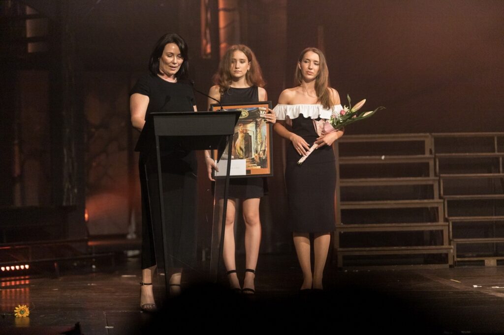 Drozdik Szilvia, a Phoenix Mecano HR vezetője átadja Bori Rékának az évad legjobb színésznőjének járó díjat a Kecskeméti Nemzeti Színházban.